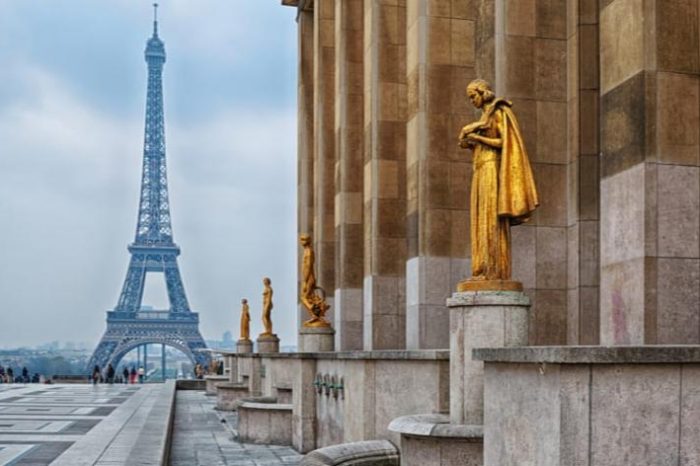 Paris:Eiffel Tower Skip the Line Tickets with Host Priority Entrance